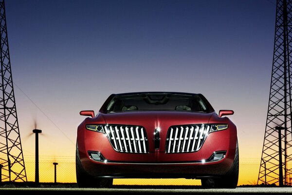 El coche como bdto sonríe en el fondo de la puesta de sol