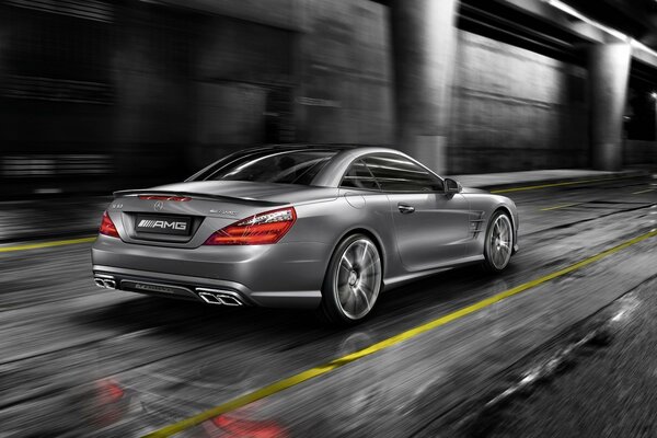 Coche Mercedes, velocidad en las carreteras de la ciudad