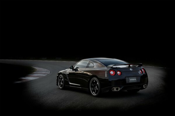 Nissan. Czarny samochód. Specjalnie
