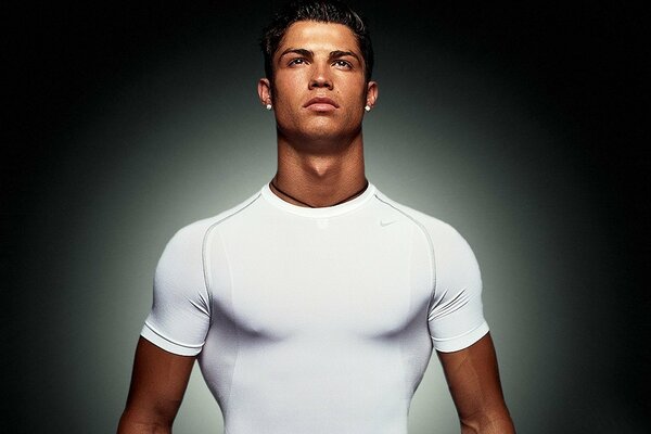 Cristiano Ronaldo con camiseta blanca