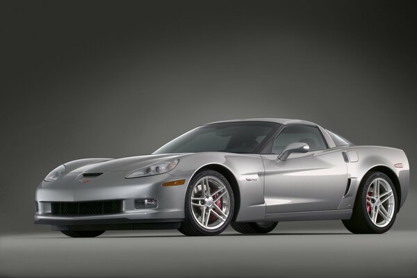 Corvette de plata Z06 sobre fondo gris uniforme