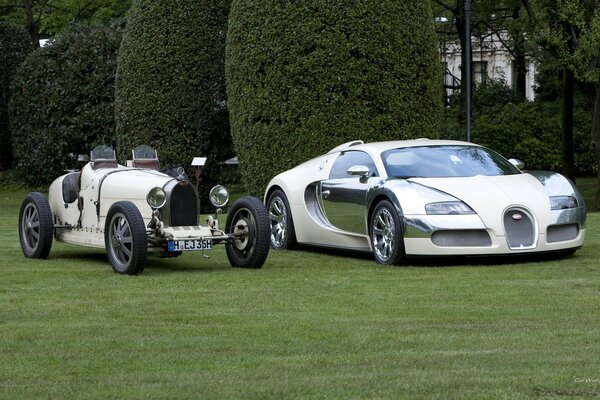 Der weiße bugatti veyron und sein Vorgänger