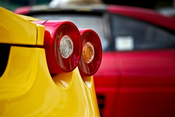 Czerwone tylne światło żółtego samochodu sportowego