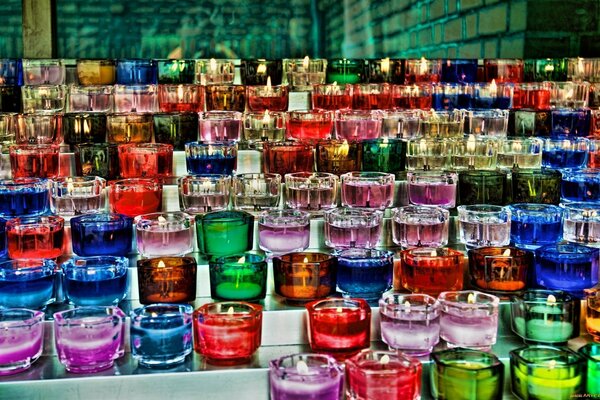 Velas multicolores en la producción