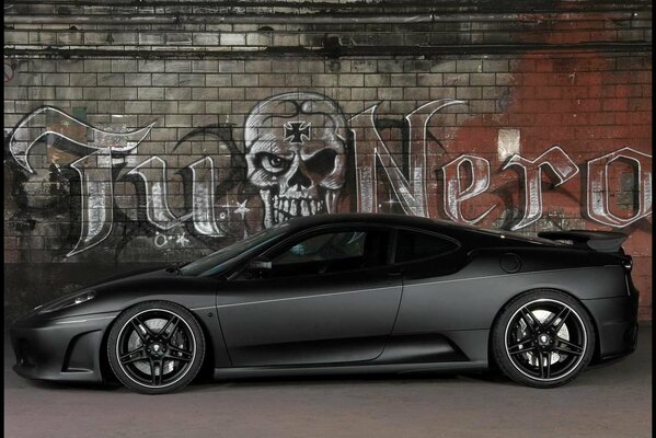 Ferrari F430 gris con fondo de graffiti