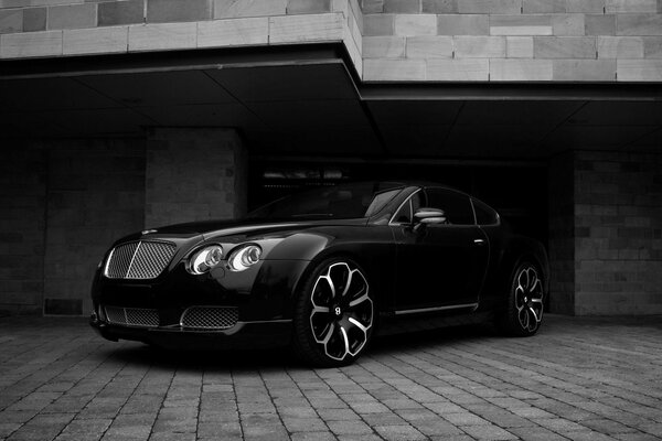 Fotos del coche bentley en la ciudad