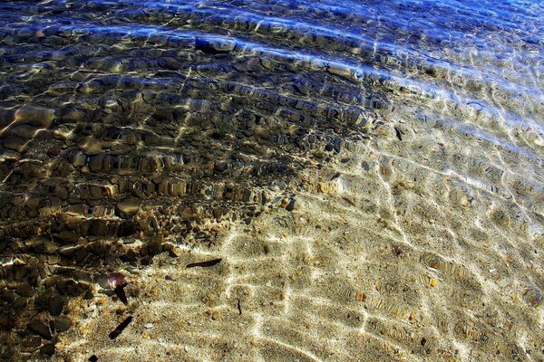 A través del agua transparente se puede ver cada piedra