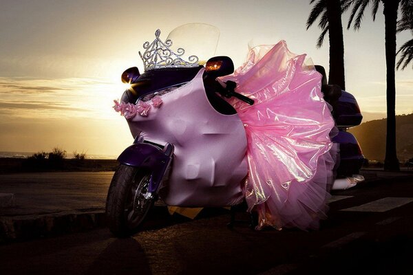 Свадебный мотоцикл на закате розового цвета