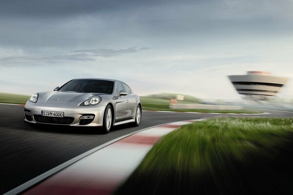 Porsche plateado ponamera en la carretera a gran velocidad