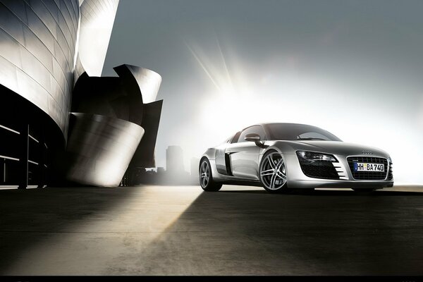 Silberner Audi im Hintergrund der Morgendämmerung