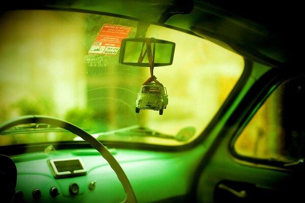 Zielony Retro auto z zabawkową kopią siebie na lustrze