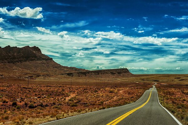 Paisaje camino en el desierto bajo el cielo azul