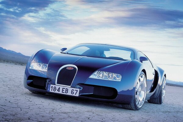 Blaues Bugatti-Auto in der Wüste
