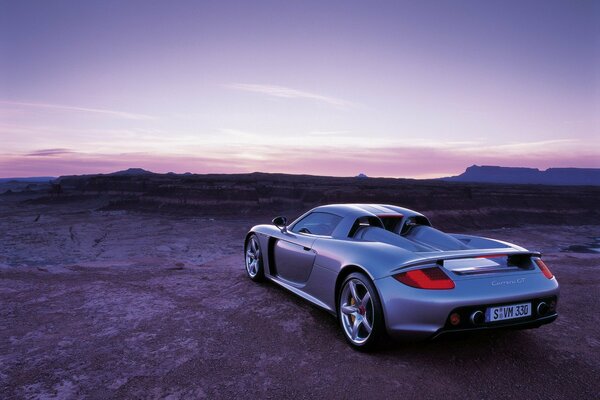 Voiture de course au coucher du soleil