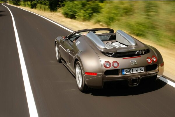 Bugatti Veyron sur route