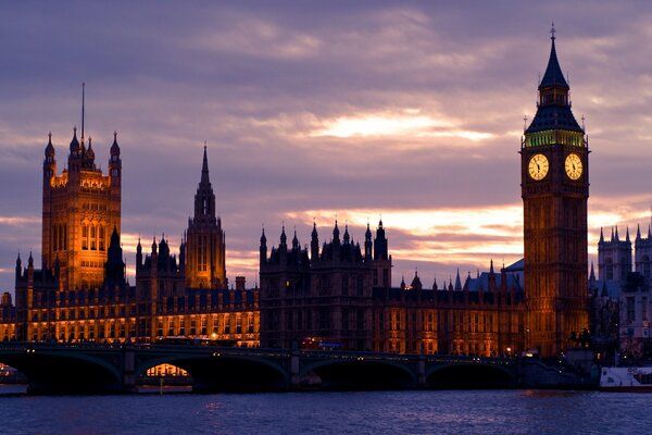 La torre Big Bem con el reloj en la noche de Londres