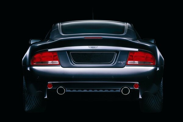 Aston Martin auf schwarzem Hintergrund. Rückansicht