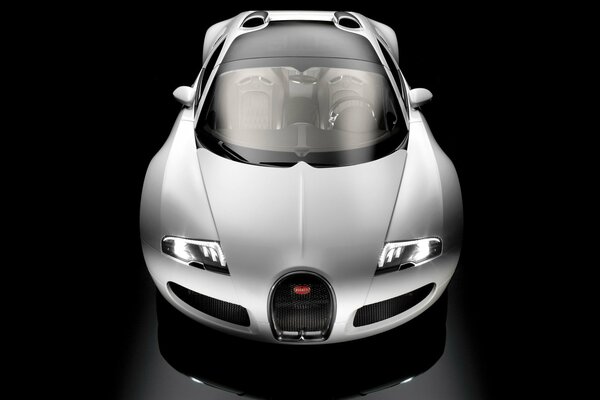 Bugatti blanc sur fond noir