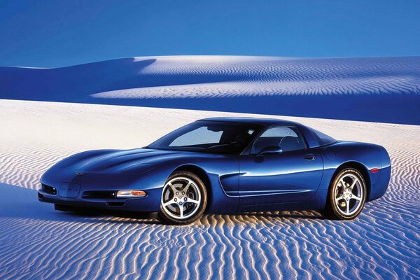 El desierto, la arena en la que se encuentra un coche encantador