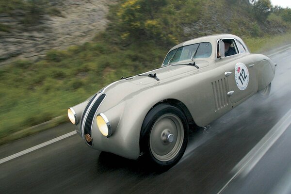 La voiture de sport classique BMW roule par temps pluvieux