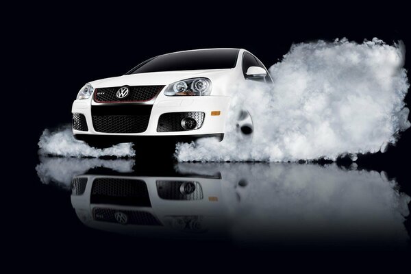 Volkswagen in spruzzi d acqua su sfondo nero