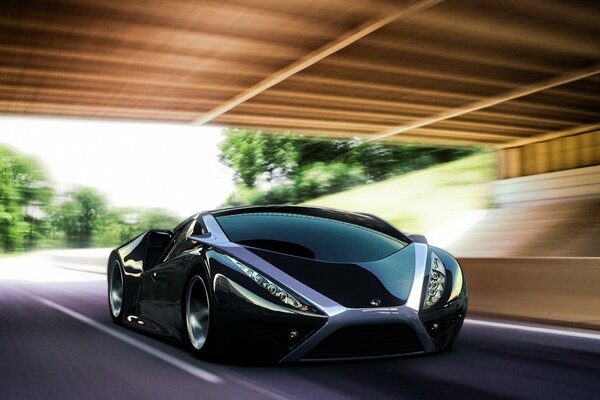 Voiture de sport sous le pont à grande vitesse