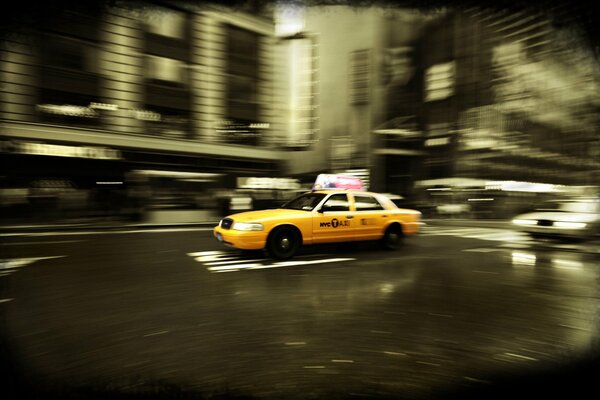 Ein New Yorker Taxi rast mitten in der Stadt