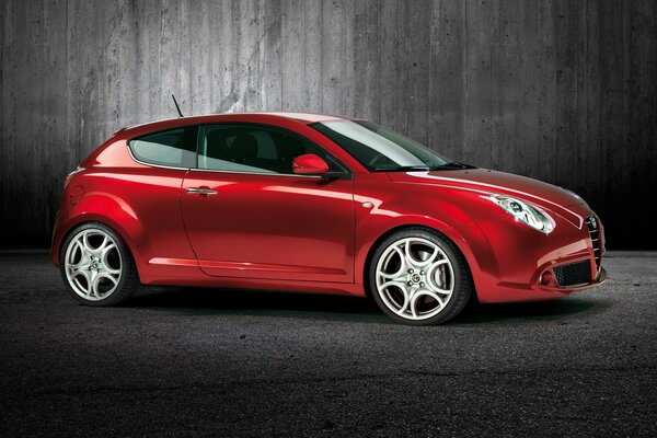 Das rote Auto der Marke alfa romeo mito