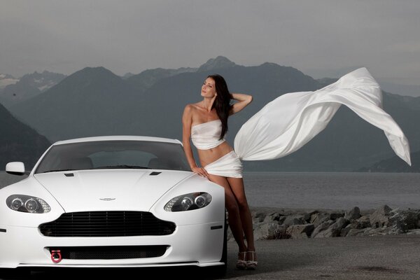 Biały Aston-Martin i piękna dziewczyna