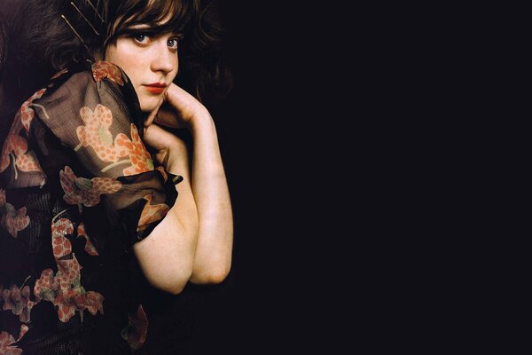 Zooey Deschanel urocza dziewczyna na czarnym tle