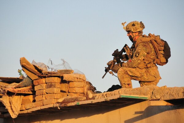 Soldat tenant une arme à la main