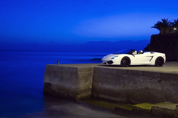 Lamborghini coche en la orilla del mar