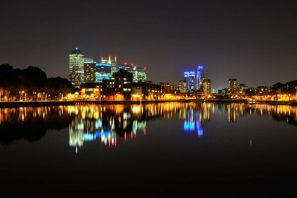 Reflexion der Nacht von London mit Lichtern