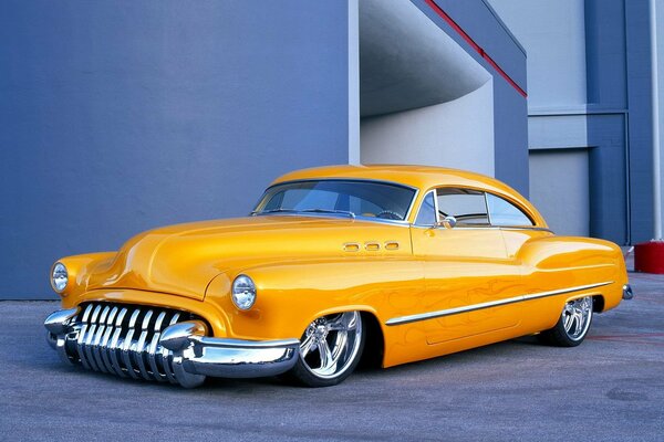 Buick giallo con tuning argento