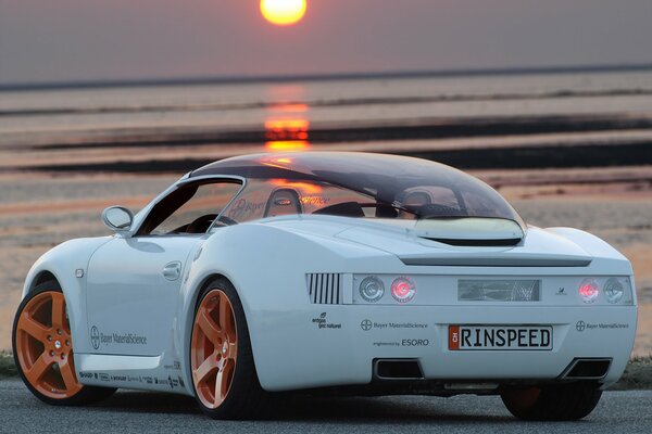 Das Auto liegt am Meer. Sonnenuntergang