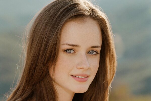 Die lächelnde berühmte Filmschauspielerin Alexis Bledel