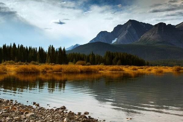 Herbstliche Landschaft mit See im Bergland