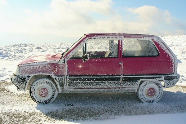 Un auto innevata sulla riva Dell Oka