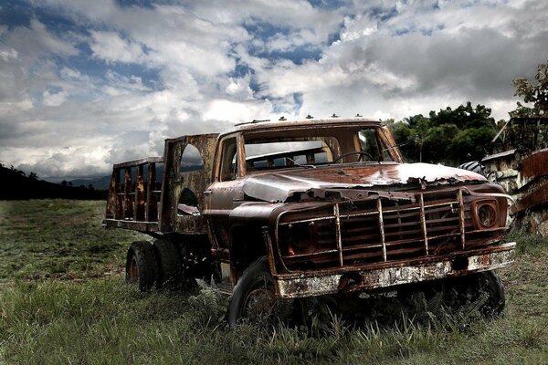 Stary samochód ciężarowy na środku pola