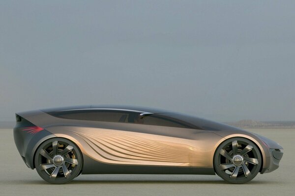 Futuristische Mazda-Konzept auf See und Leere Hintergrund