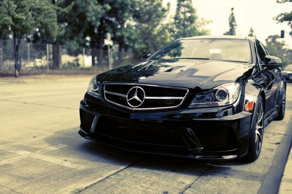 Deportivo negro Mercedes en la calle