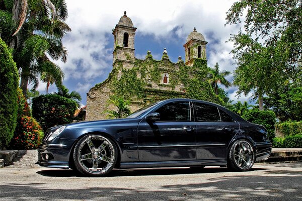 Mercedes noire en face de l église