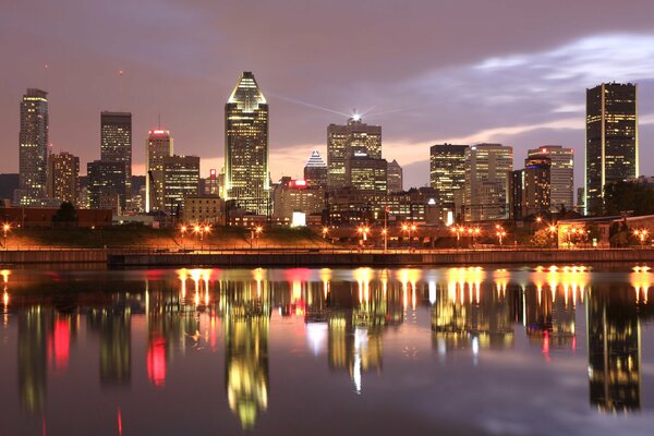 Lumières de nuit du Canada avec reflet dans l eau