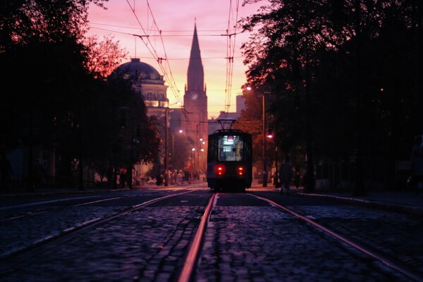 Città polacca di Poznań con tram in corsa