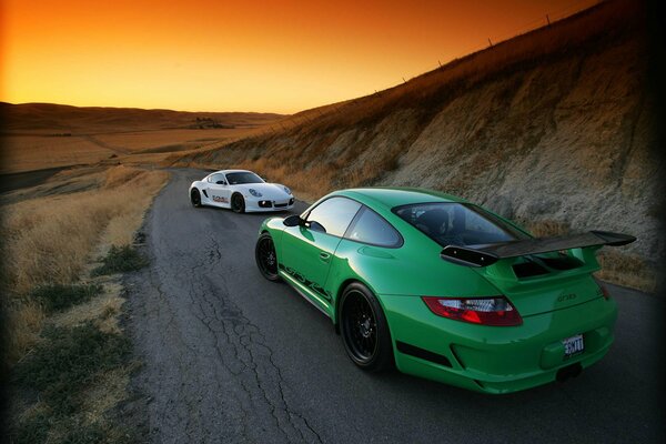 Coche deportivo porsche gt-3 en medio de la puesta de sol