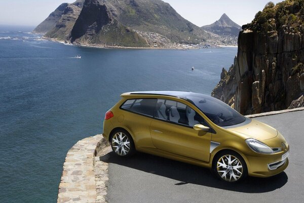 Renault clio en la presentación en el mar con las montañas