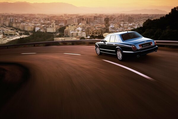 Bentley va rápido a la ciudad