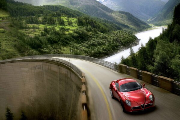 Rosso Alfa Romeo su platino lungo il fiume