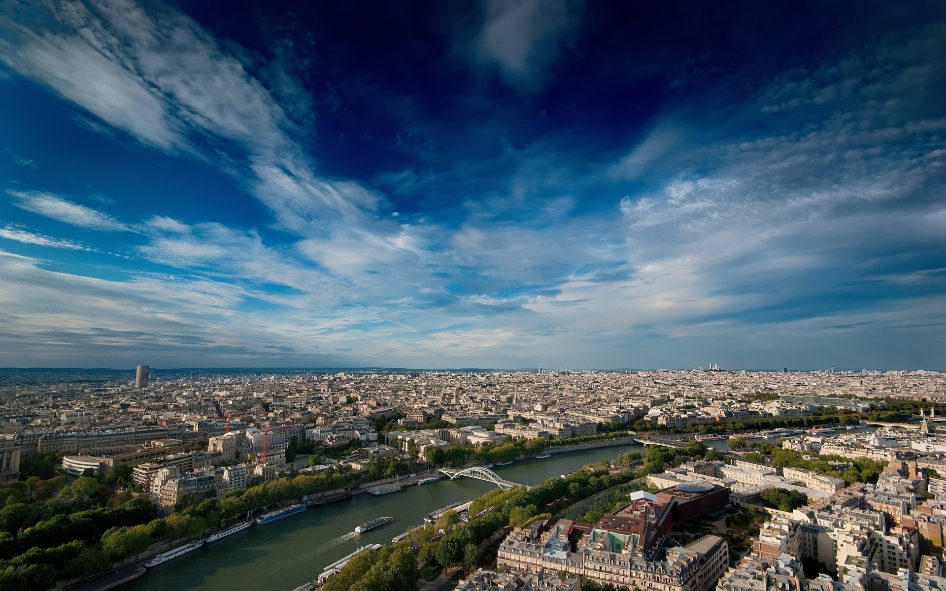 parigi cielo nuvole