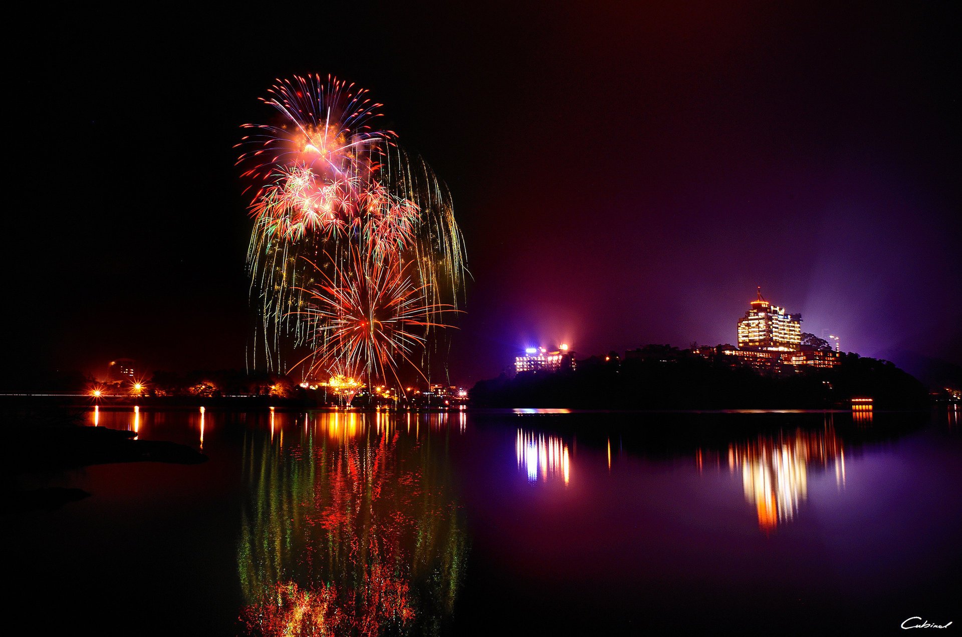 gld notte luci lago fuochi d artificio riflessione città